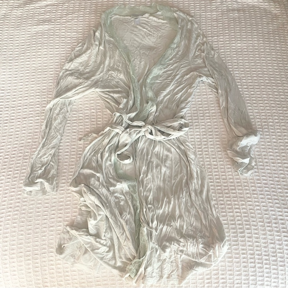 Eberjey light mint lace trim long sleeve robe size Large
